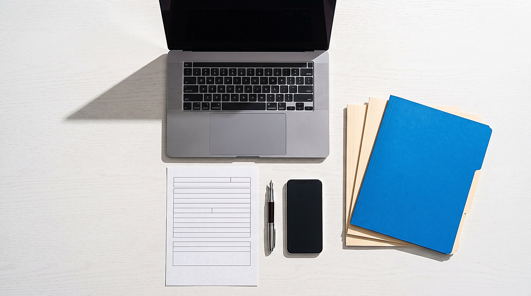 Arbeitsplatz mit Laptop und Unterlagen